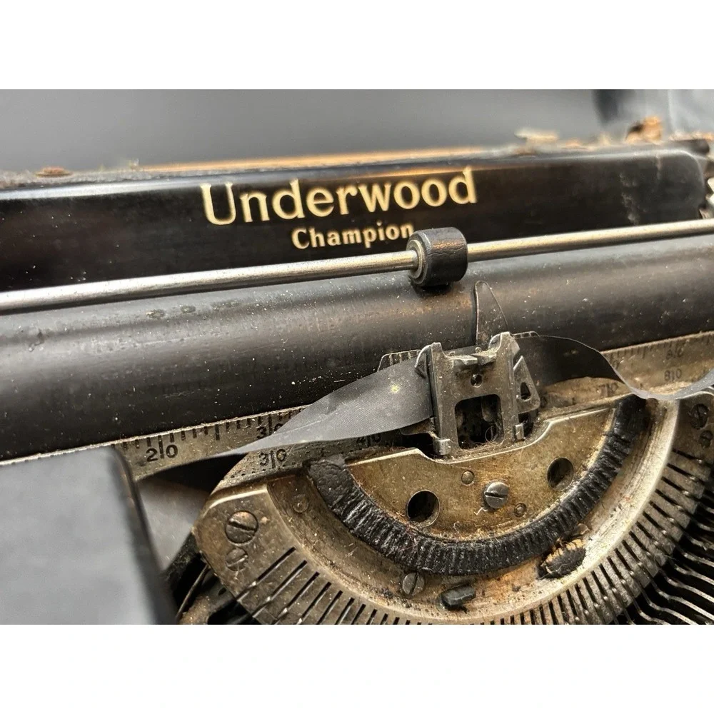 Antique Portable Underwood Manual Typewriter w/ Hard Carry Case